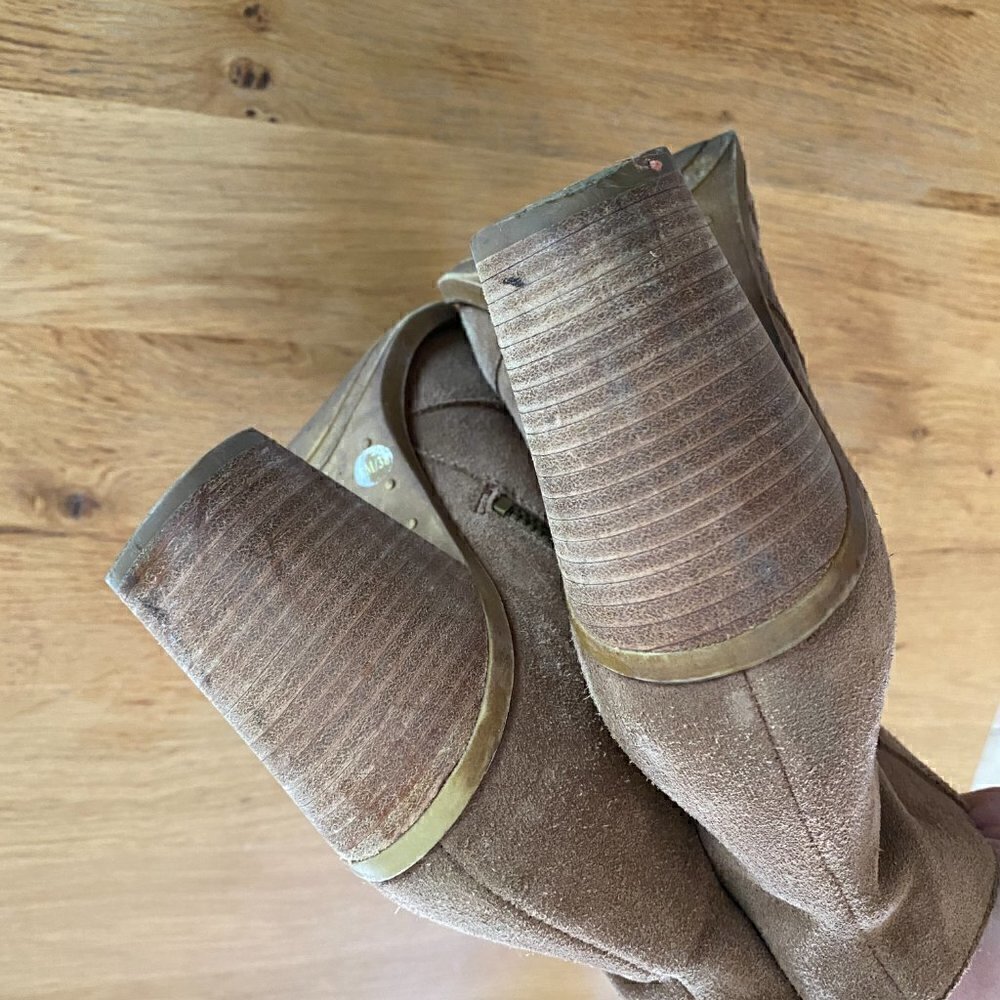 Lucky Brand Elenor 2 Tan Suede Embroidered Western Heeled Ankle Boot Sz 8 - Picture 3 of 8